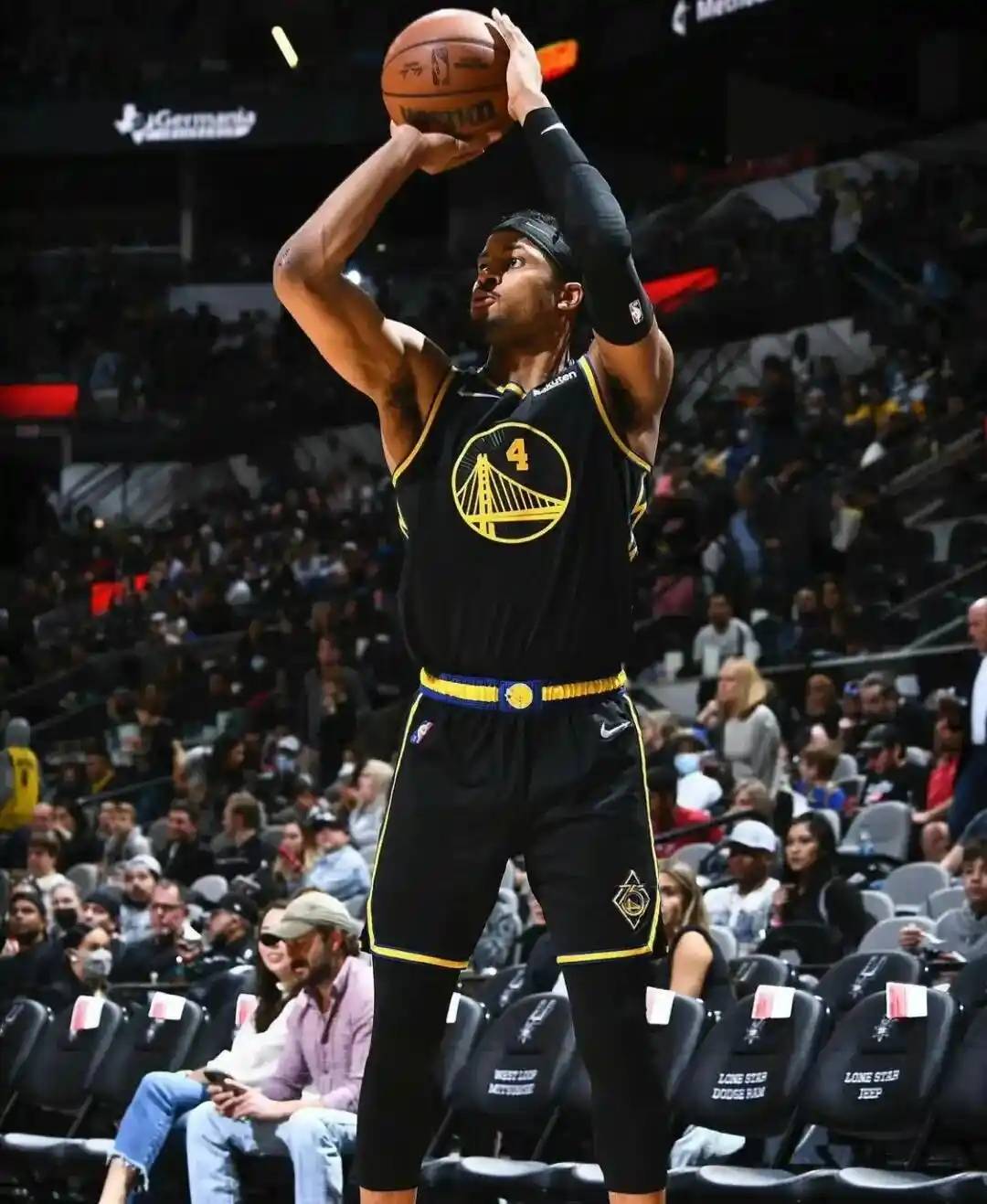 阿扎伦卡在勇士比赛中晋级下一阶段，战术调整引发热议！